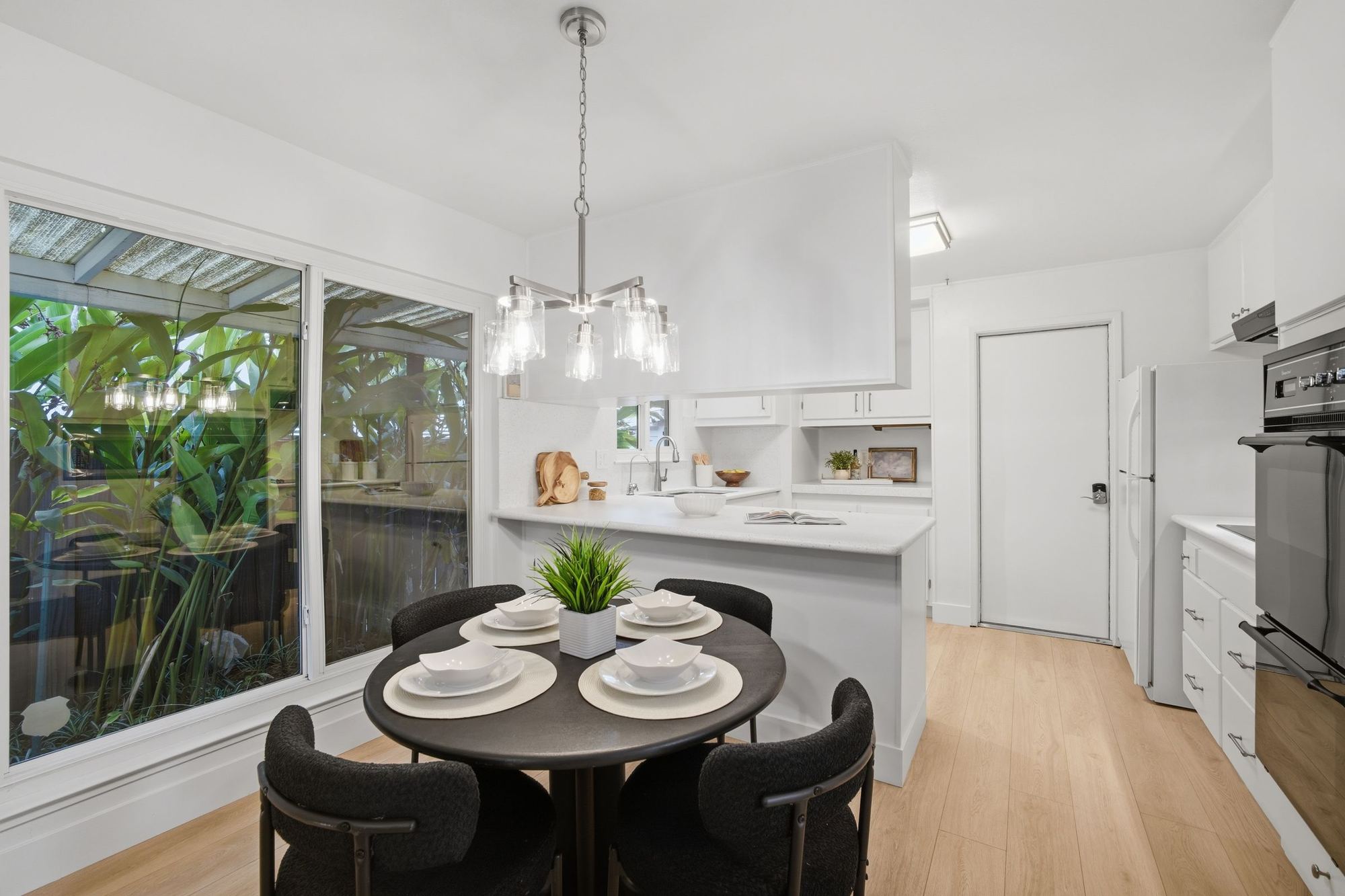 Eat-in kitchen dining
